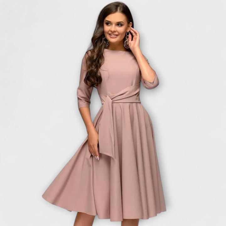 Swing Šaty s Elegantním Střihem